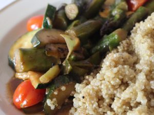Sommerliches veganes Thai-Curry mit Quinoa